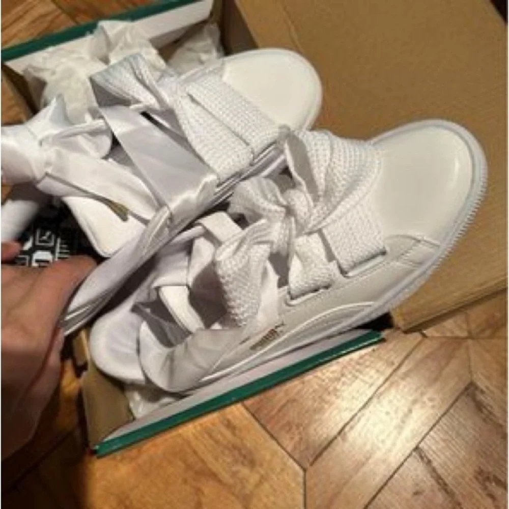 Puma sneaker with large bowknot US9.5 - Picture 4 of 6